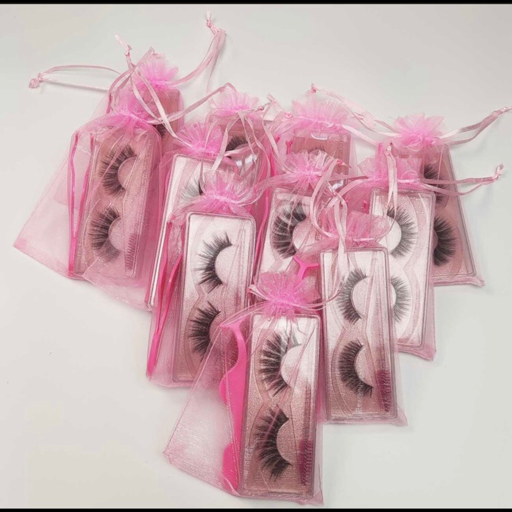 Lashes - Picture 3 of 5
